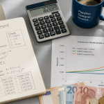 calcul intérêt composé sur bureau avec calculatrice et graphique